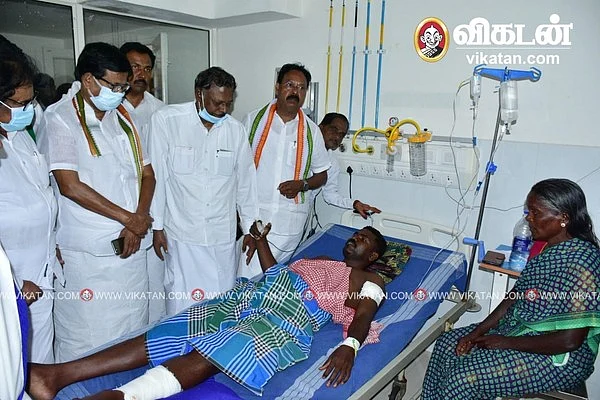மருத்துவமனையில் கே.எஸ்.அழகிரி மற்றும் காங்கிரஸார்