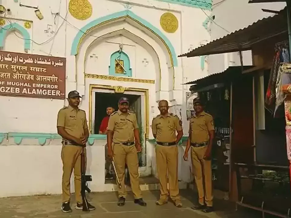 ``ஒளரங்கசீப் கல்லறையை இடித்துத் தள்ளுங்கள்..!" - பாஜக, நவநிர்மாண் சேனா மிரட்டல்!