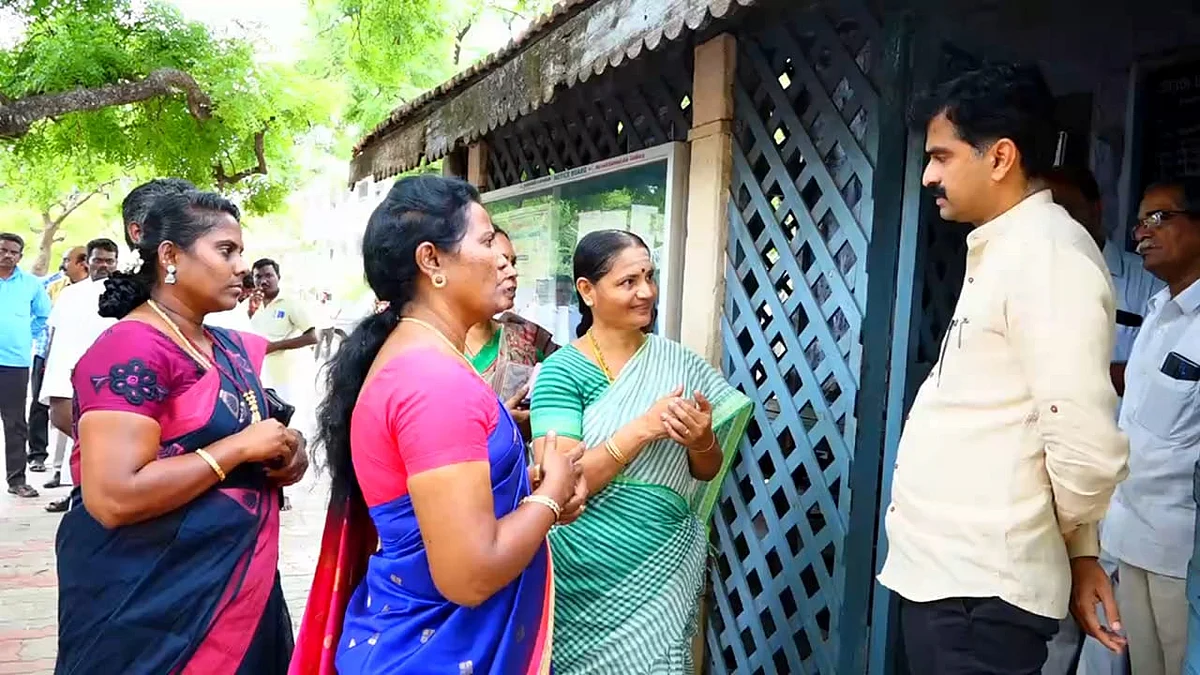 ஆசிரியைகளிடம் உரையாடிய துரை வைகோ