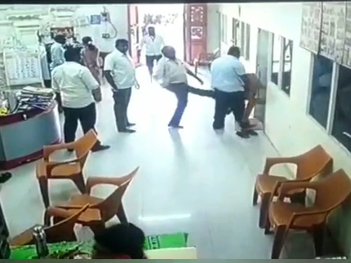 ஊழியரை உதைத்த அதிகாரி... சிசிடிவி காட்சிகளால் அதிர்ச்சி - ஸ்ரீவில்லிபுத்தூர் ஆண்டாள் கோயில் சர்ச்சை