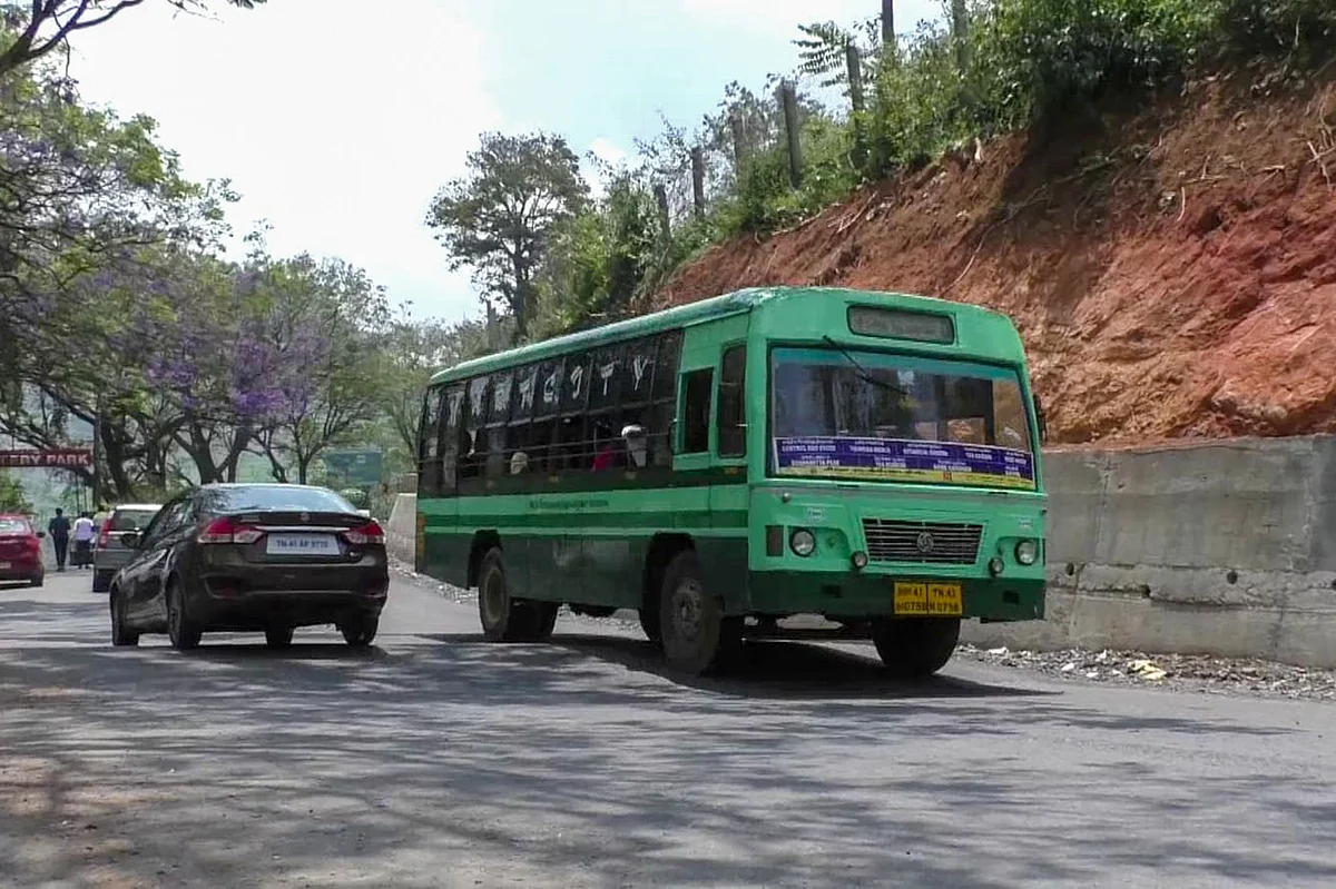 சாலையில் அமைக்கப்பட்டுள்ள வேகத்தடை