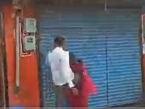 கர்நாடகா: போலீஸாருக்கு வழிகாட்டியதால் தாக்கப்பட்ட பெண் வழக்கறிஞர் - அதிர்ச்சி வீடியோ