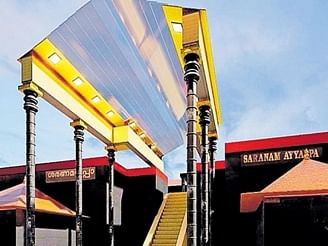சபரிமலை பதினெட்டாம் படிக்கு ஹைட்ராலிக் மேற்கூரை... இனி மழை வந்தாலும் தடைபடாது படிபூஜை!
