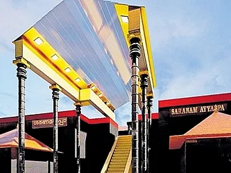 சபரிமலை பதினெட்டாம் படிக்கு ஹைட்ராலிக் மேற்கூரை... இனி மழை வந்தாலும் தடைபடாது படிபூஜை!