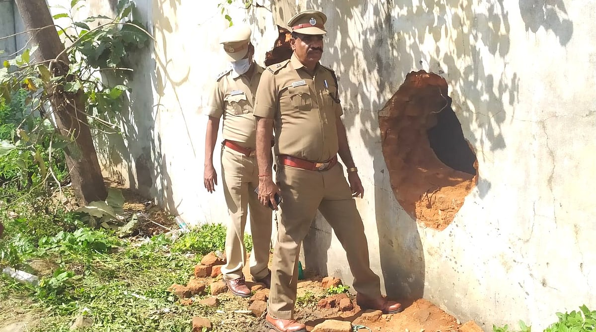 வேலூர்: அடகுக்கடை சுவரில் துளையிட்டு புகுந்த கும்பல்... ரூ.75 லட்சம் மதிப்பிலான நகைகள் கொள்ளை!