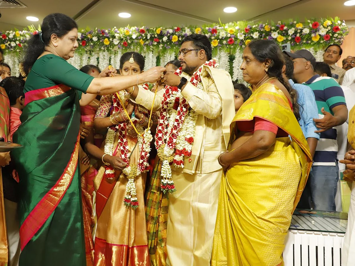 ஒரத்தநாட்டில் நடைபெற்ற திருமண விழாவில் சசிகலா