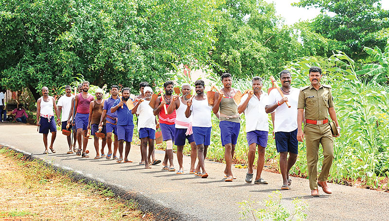பாஸ்கருடன் சிறைவாசிகள்