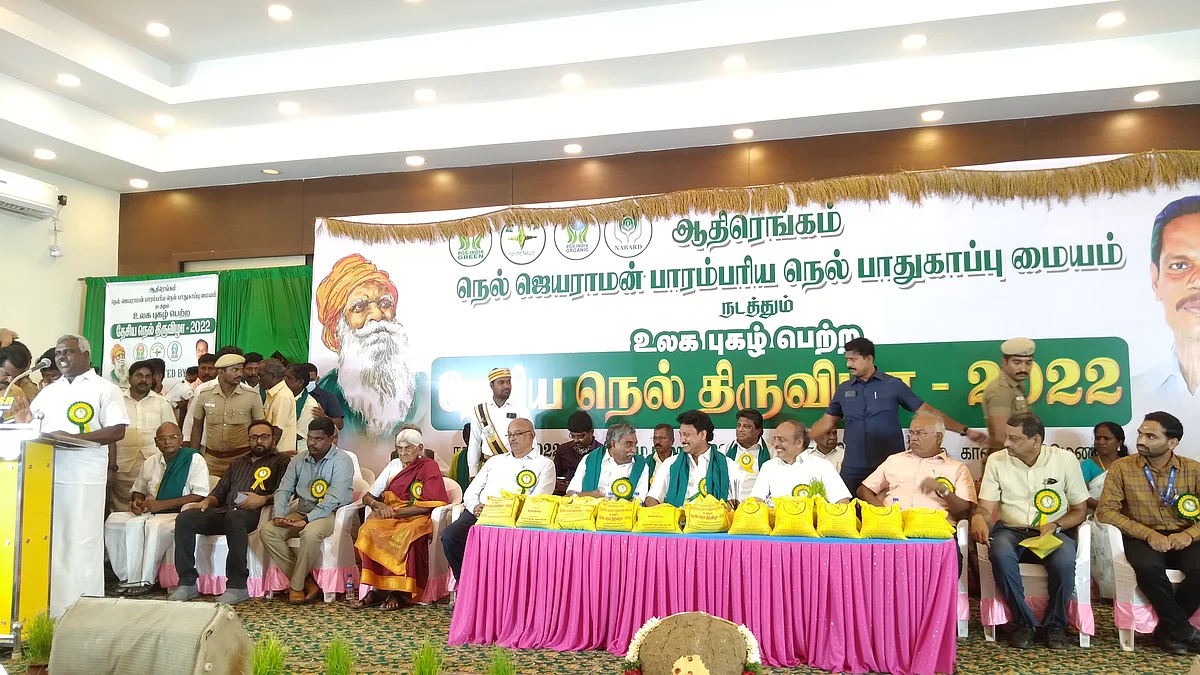 மேடையில்