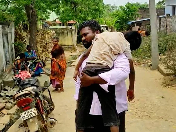 மகனின் சடலத்தை இருசக்கர வாகனத்தில் கொண்டு சென்ற தந்தை: ஆந்திராவில் நிகழ்ந்த மற்றுமோர் அவலம்!