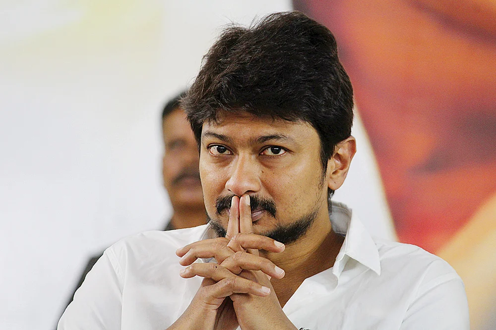 மிஸ்டர் கழுகு: யார் டான்? - விஜய்க்கு எதிராக எஸ்.கே-வுக்கு கொம்பு சீவும் உதயநிதி!