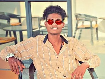 தண்டவாளத்தில் செல்ஃபி; ரயில் மோதி பலியான இளைஞர் - பிறந்தநாள் கொண்டாடிய மறுநாளே சோகம்