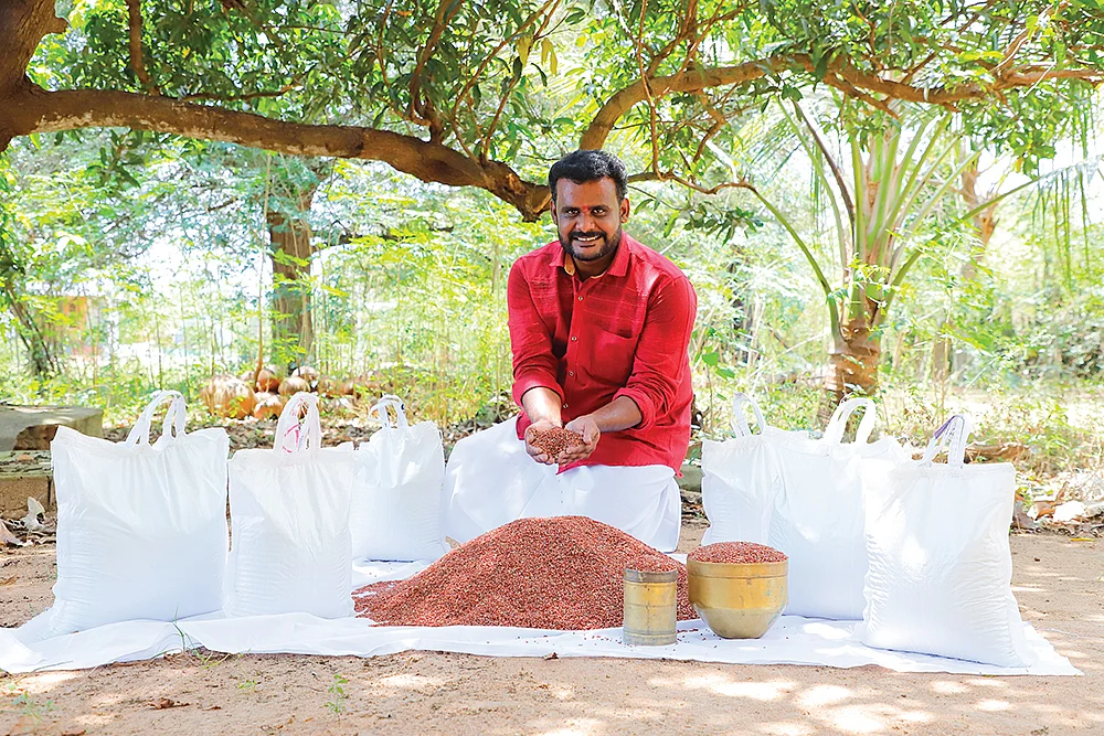 அரிசிப்பைகளுடன் வினோத் சுரேஷ்