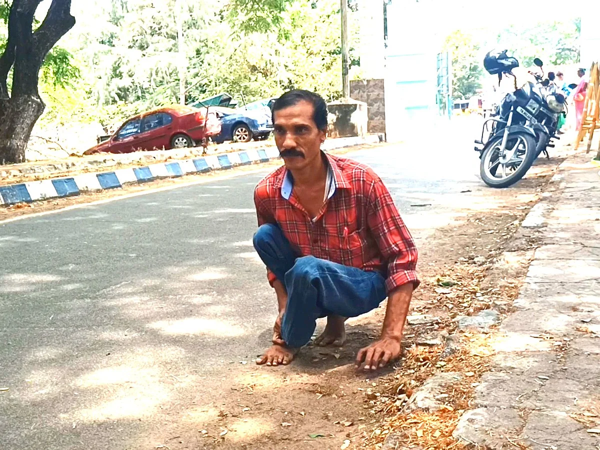 ``5 வருஷத்துல 60 முறை மனு கொடுத்துட்டேன்..!" - நான்கு சக்கர வாகனத்துக்காக அல்லாடும் மாற்றுத்திறனாளி