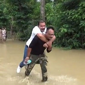 அஸ்ஸாம் வெள்ளம்: கால்கள் நீரில் படாமலிருக்க மீட்புப் படை வீரர் முதுகில் ஏறிச் சென்ற பாஜக எம்எல்ஏ!