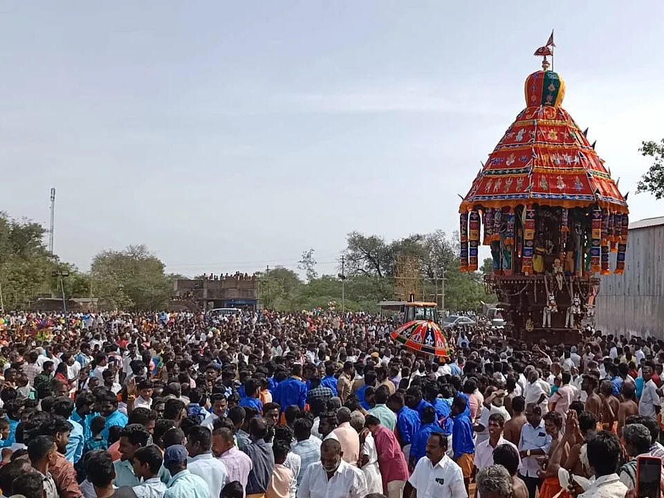 புதுக்கோட்டை: 70 ஆண்டுகளுக்குப் பிறகு நடைபெற்ற தேர்த் திருவிழா; பூ மழை பொழிந்த ஹெலிகாப்டர்!