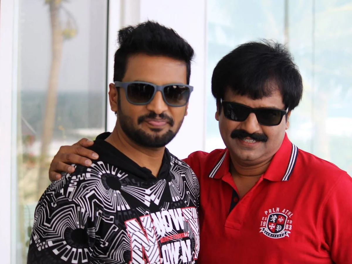 "யாரோட இடத்தையும் யாராலயும் பிடிக்க முடியாது!"- சந்தானம் Exclusive