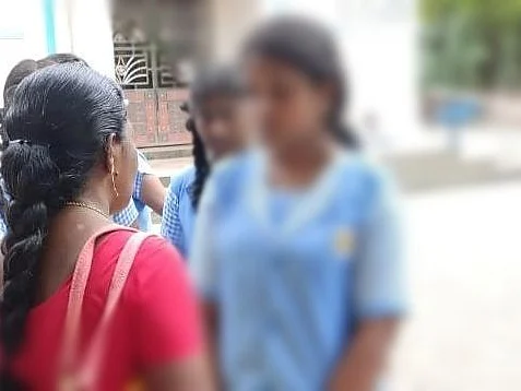 `எக்ஸாம் எழுதிட்டு வந்துட்டேன்ப்பா!' - அப்பா இறந்த நிலையிலும் ப்ளஸ் டூ தேர்வை எழுதிமுடித்த மாணவி