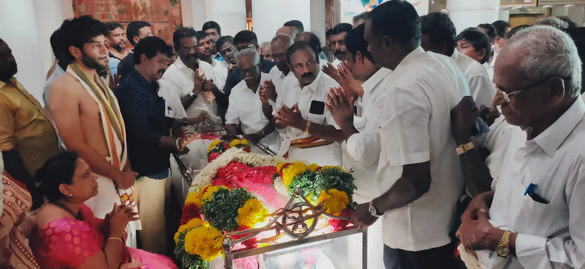 அரண்மனையில் அஞ்சலிக்காக வைக்கப்பட்டுள்ள மன்னர் உடல்