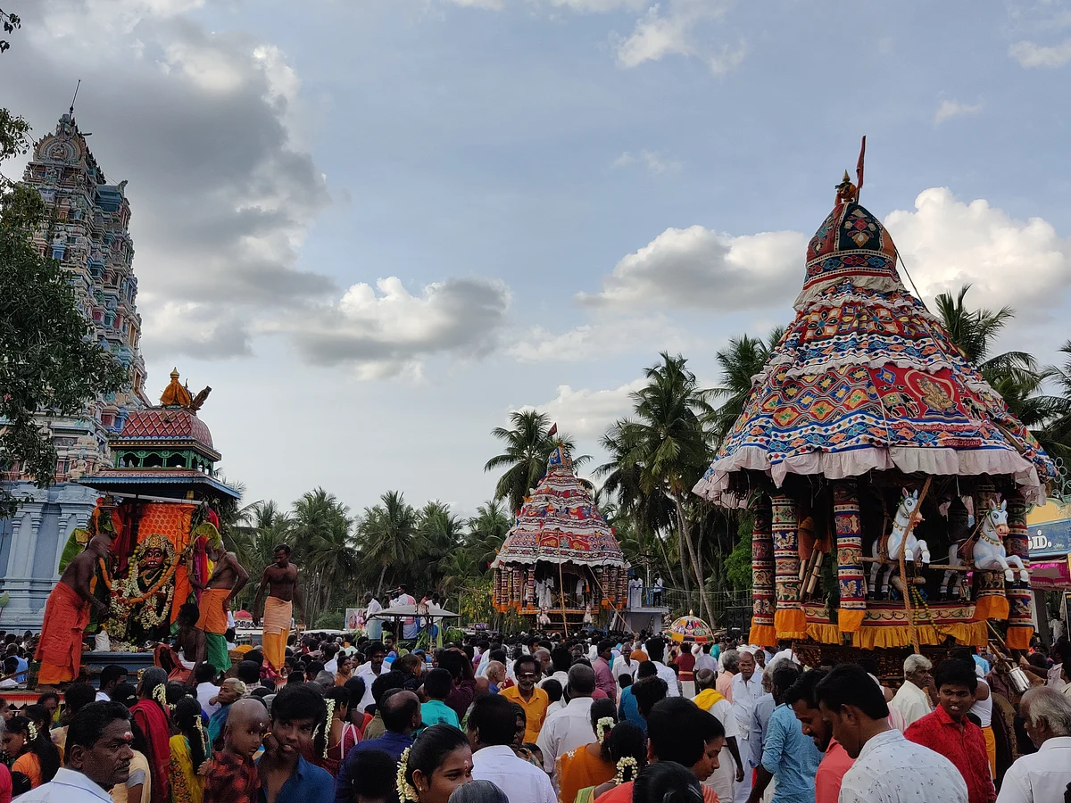 புதுக்கோட்டை : 3 தேர்கள் பவனி; பல்லாயிரக்கணக்கான பக்தர்கள் பங்களிப்புடன் நடந்த தேரோட்ட விழா!