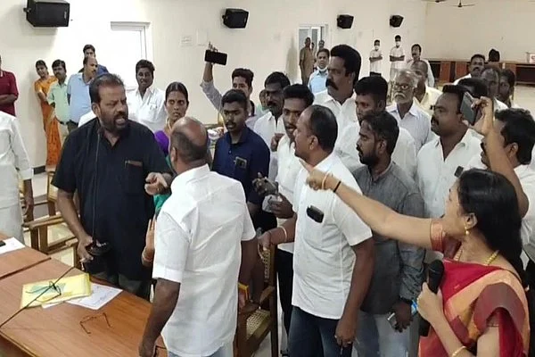 இரு தரப்பின்ரும் ஆக்ரோஷமாக பேசியதால் குழப்பம்