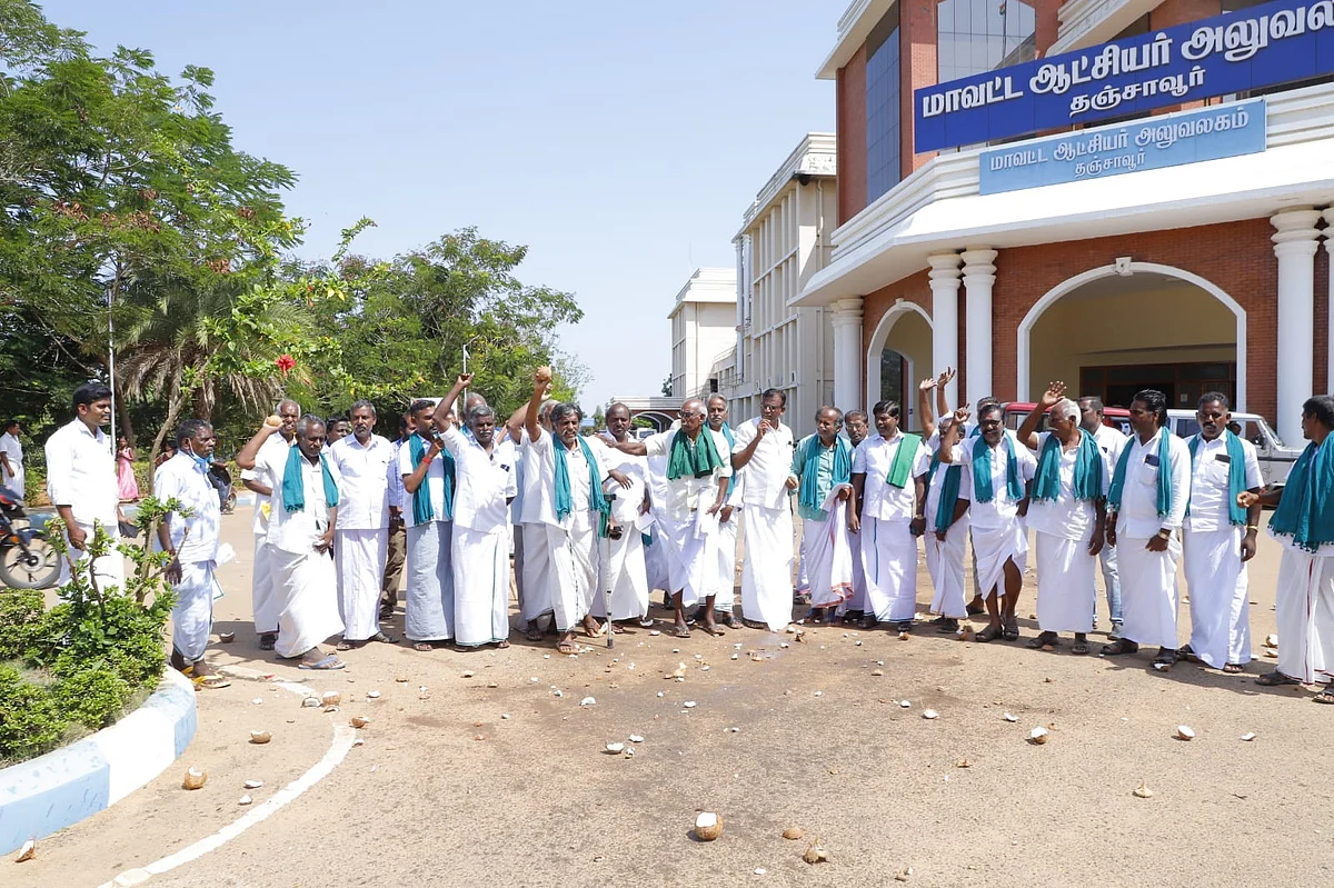தேங்காய் உடைத்து போராட்டம்