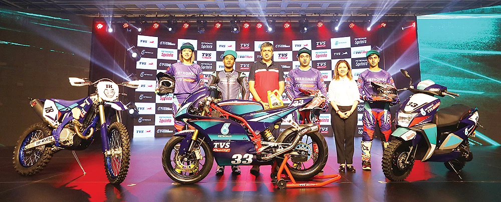 பார்முலா ரேஸ் கார் ஆயில் நிறுவனத்துடன் கூட்டு சேரும் டிவிஎஸ்!