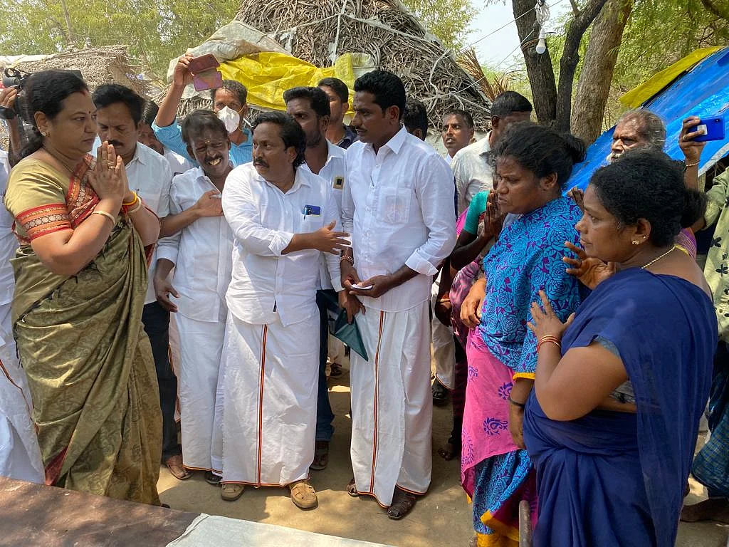 உயிரிழந்த குடும்பத்தினருக்கு ஆறுதல் கூறும் பிரேமலதா