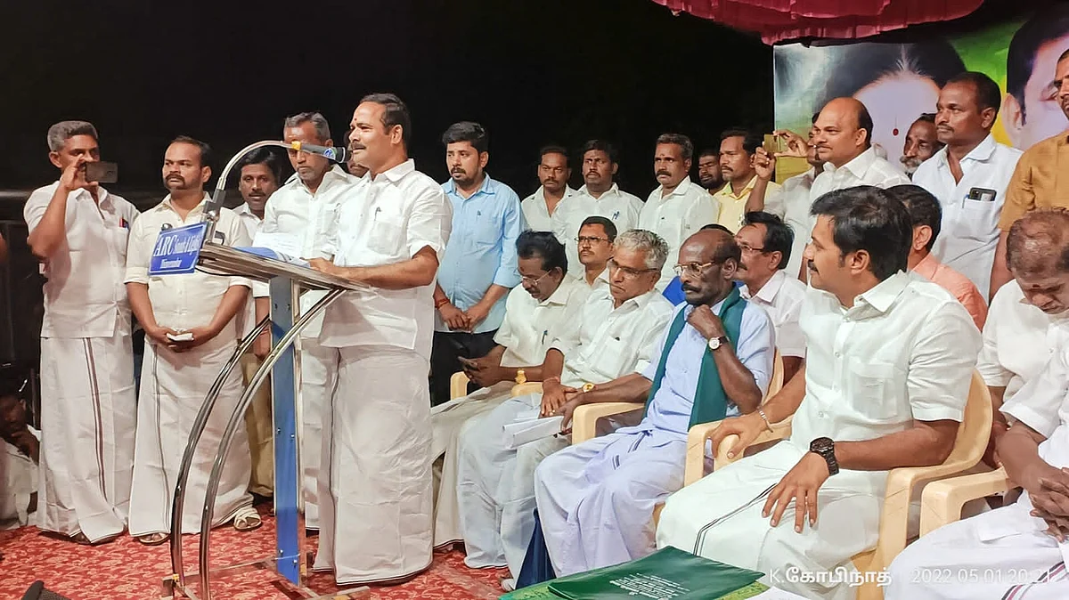 அ.தி.மு.க.,பொதுக்கூட்ட மேடையில் ப.குமார்