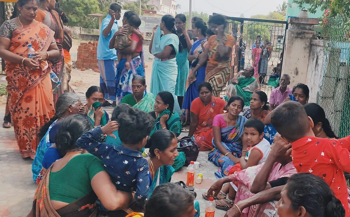 சந்திராவின் வீட்டின் முன்பு கதறி அழுத பெண்கள்