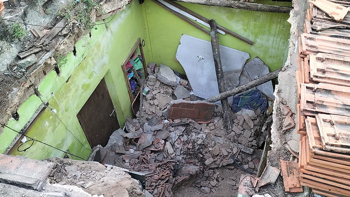 தூத்துக்குடி: வீட்டின் மேற்கூரை இடிந்து விழுந்து விபத்து - தாய், கர்ப்பிணி மகளுக்கு நேர்ந்த சோகம்