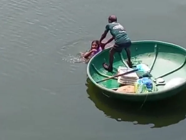 கடன் பிரச்னையில் காவிரியில் குதித்த பெண்; பரிசலில் வந்து காப்பாற்றிய மீனவர்! - திக் திக் காட்சிகள்