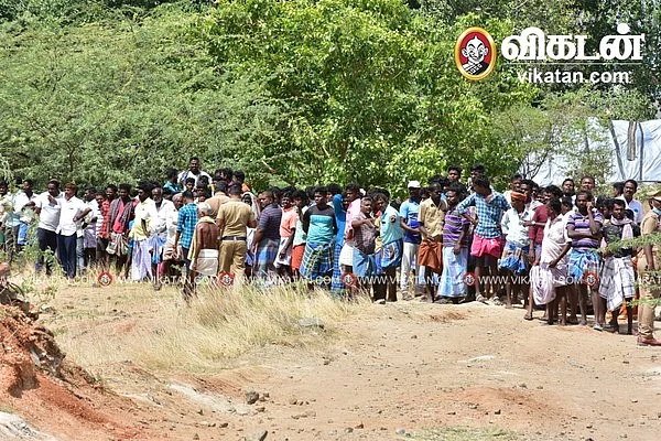 மீட்புப்பணி நடக்கும் இடத்தில் திரண்ட கூட்டம்