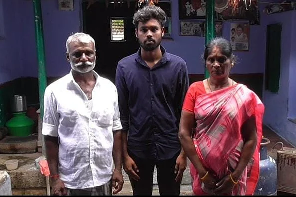 பெற்றோருடன் கார்த்திக்