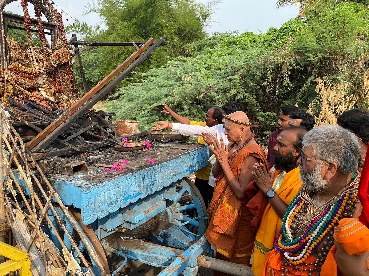 தேர் விபத்து நடந்த இடத்தில் மதுரை ஆதினம்