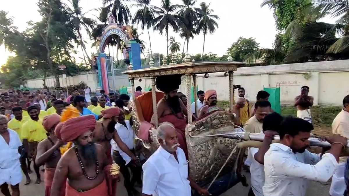 பல்லக்கில் சுமந்த பக்தர்கள்