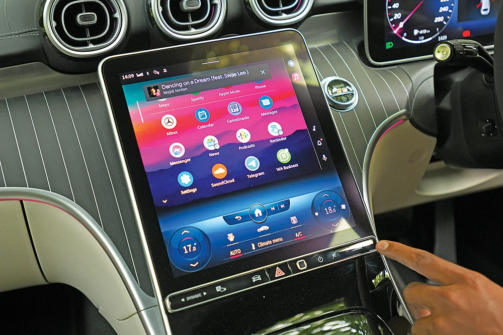 Mercedes Me கார் ஆப்பில் கனெக்ட் செய்து கொள்ளலாம்.