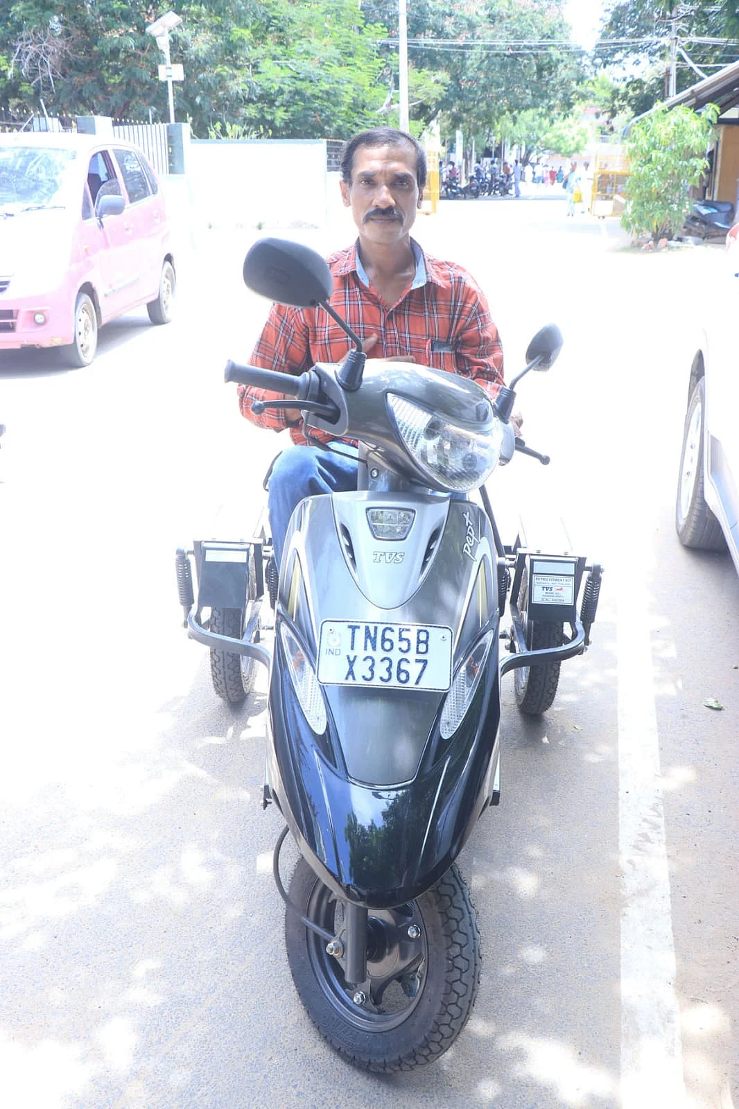 நான்கு சக்கர வாகனத்துடன் உதயகுமார்
