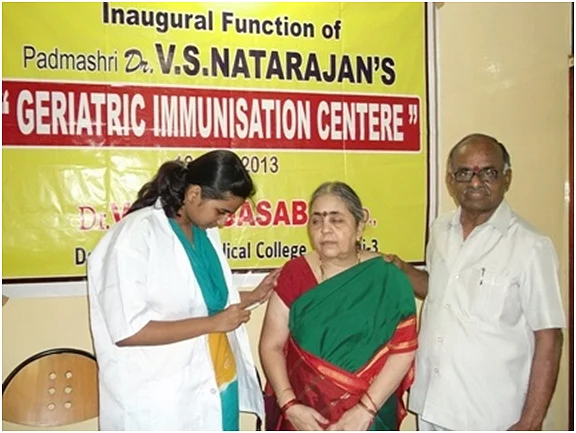 தடுப்பூசி போட்டுக் கொள்ளும் முதியவர்