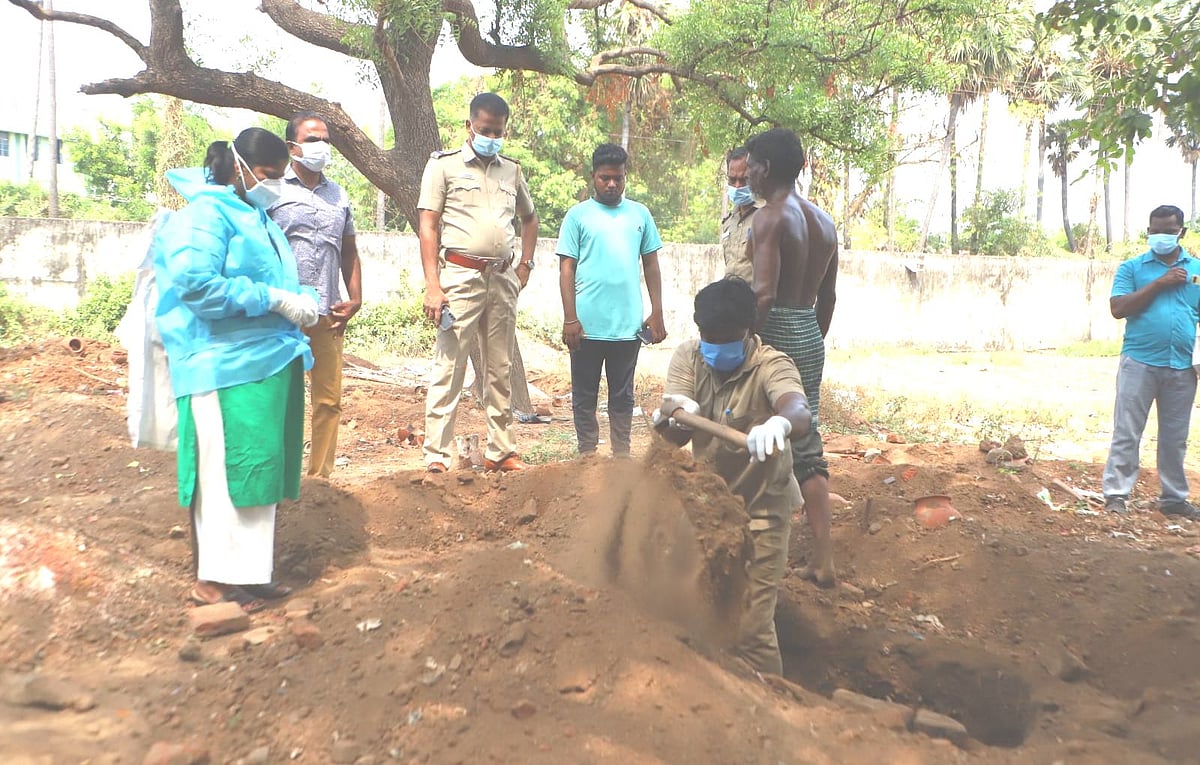 கணவன் இறந்ததை மறைத்த மாமியார்... கதறி அழுத மனைவி - 16 நாள்கள் கழித்து தோண்டியெடுக்கப்பட்ட சடலம்!