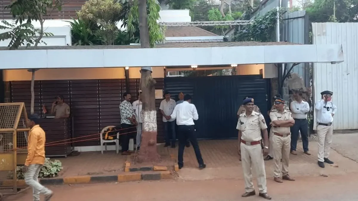 ராஜ்தாக்கரே இல்லத்திற்கு வெளியில் போலீஸார்