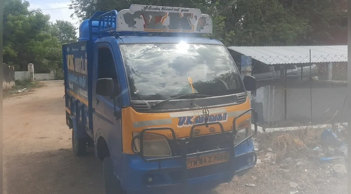 தண்ணீா் சப்ளை வாகனம்