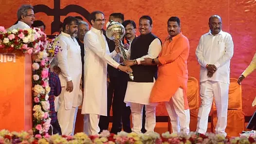உத்தவ் தாக்கரேயிக்கு நினைவு பரிசு