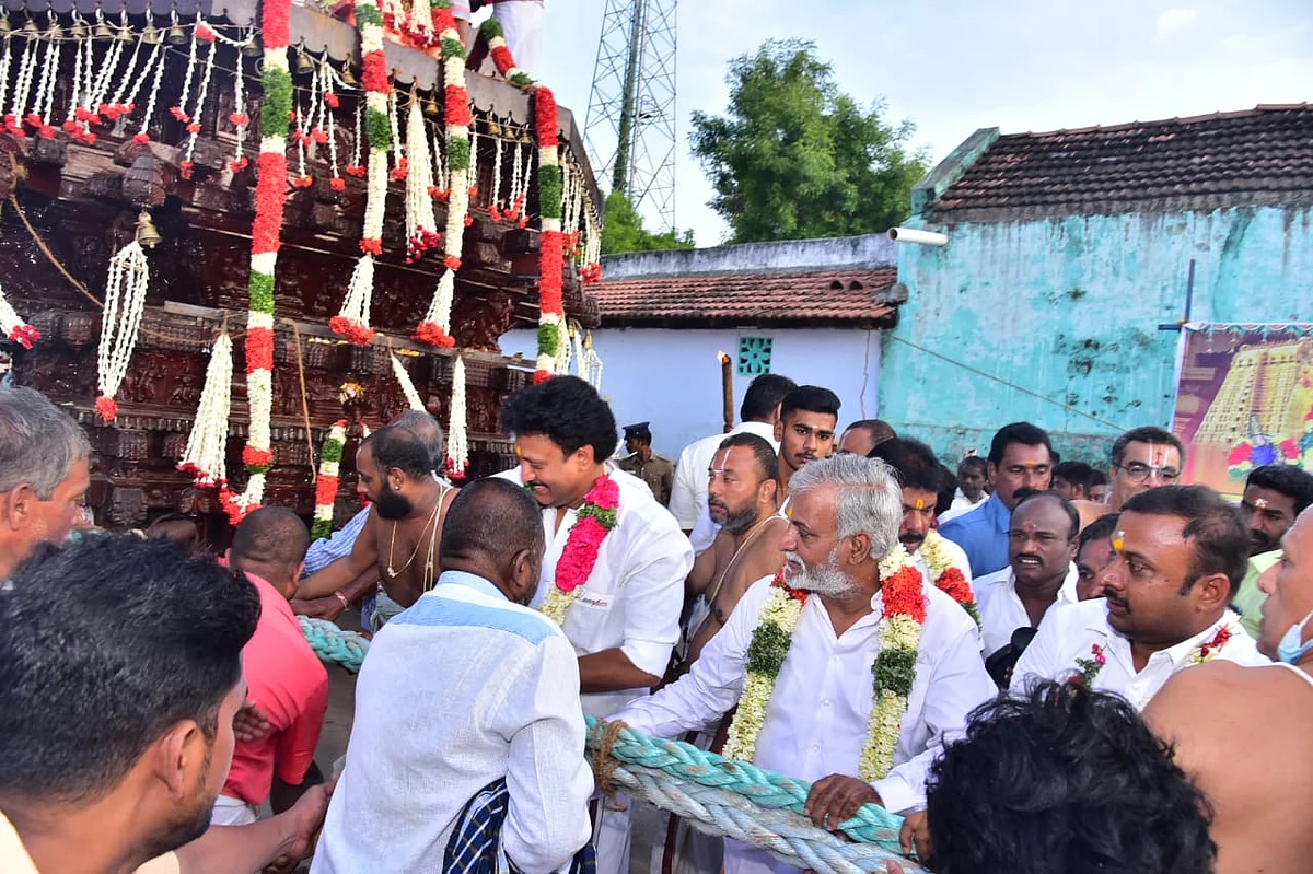 வெள்ளோட்டத்தினை வடம் பிடித்து துவக்கி வைத்த அமைச்சர்கள்