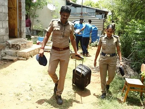 திருமணம் தாண்டிய உறவால் நேர்ந்த கொடூரம்?! - திருப்பூரை அதிரவைத்த தாய், மகன்கள் கொலை