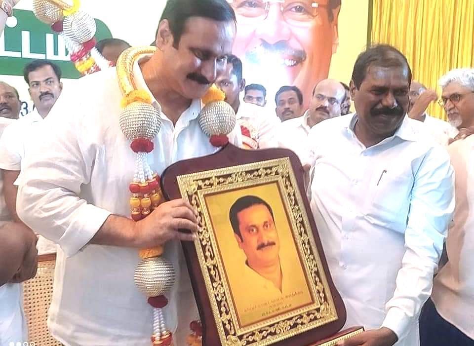 அன்புமணிக்கு நினைவுப் பரிசு வழங்கிய ஜி.கே.மணி