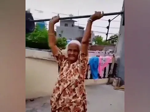பேரனுக்கு சவால்; வெயிட் லிஃப்ட்டிங்கில் அசத்திய 80 வயது பாட்டி! வைரல் வீடியோ