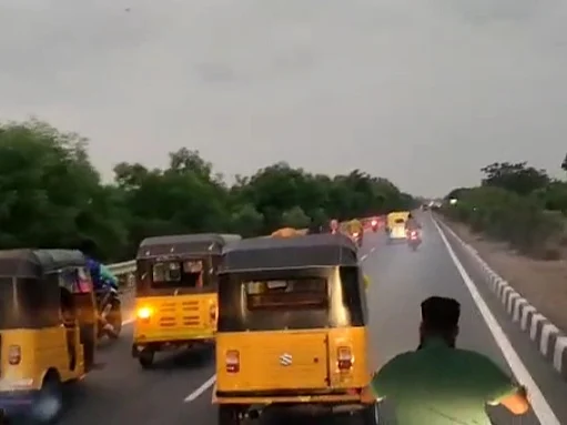 சீறிப்பாய்ந்த ஆட்டோக்கள் - விழுப்புரம்
