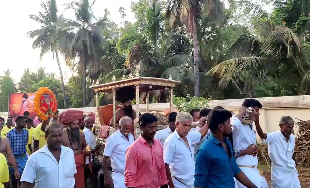 பல்லக்கில் சுமந்த பக்தர்கள்