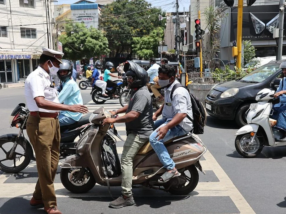 சென்னை: இருசக்கர வாகனம் ஓட்டுபவர்கள் மட்டுமல்ல... பின்னால் அமர்பவர்களுக்கும் ஹெல்மெட் கட்டாயம்!