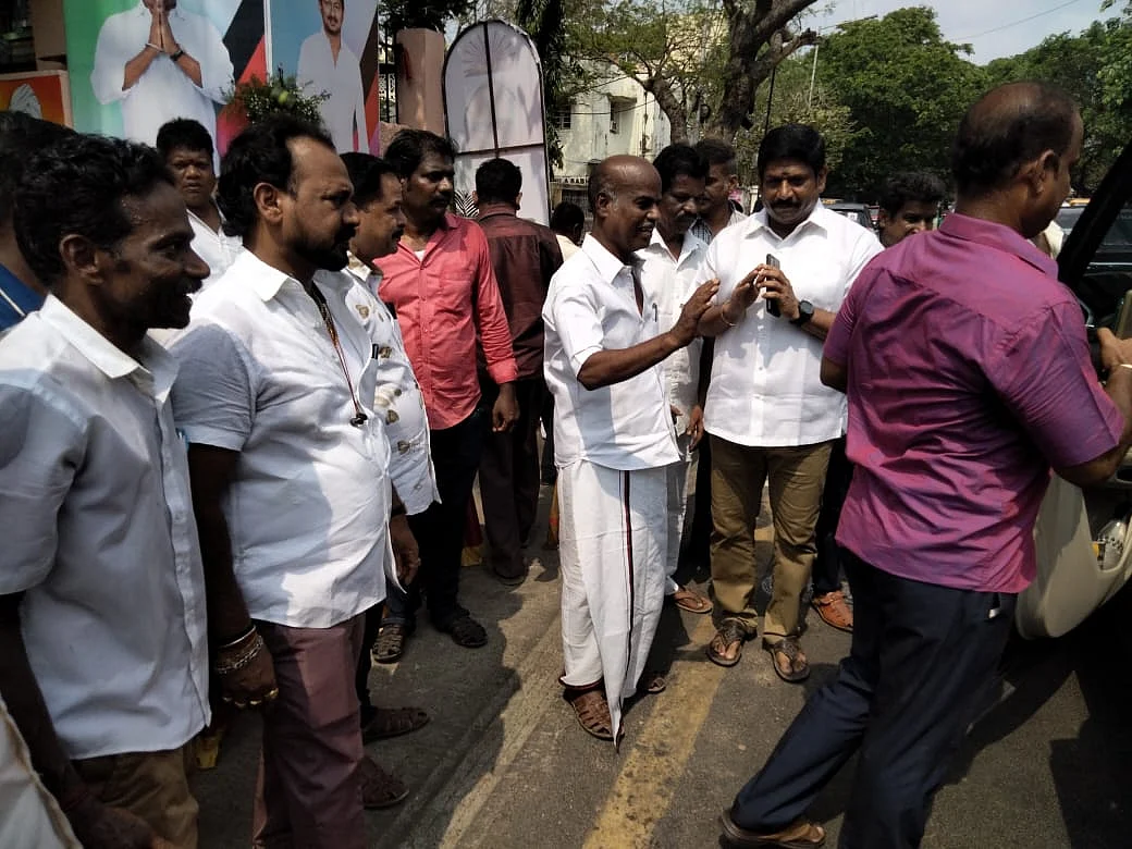 சாலையை மறித்து நிற்கும் தி.மு.க நிர்வாகிகள்